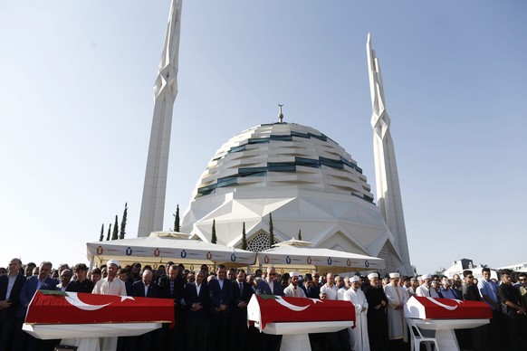 epa05429431 Turkish parliamentary speaker Ismail Kahraman, Turkish President Recep Tayyip Erdogan and former president Abdullah Gul attending funeral ceremony of Erol Olcok and his son Abdullah Tayyip ...