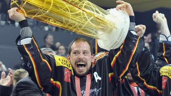 Bern Stuermer Ivo Ruethemann, links, praesentiert zusammen mit seinem Captain Martin Pluess den Pokal des Schweizer Meisters nachdem Bern das 7. Eishockey Playoff Finalspiel der National League A zwis ...