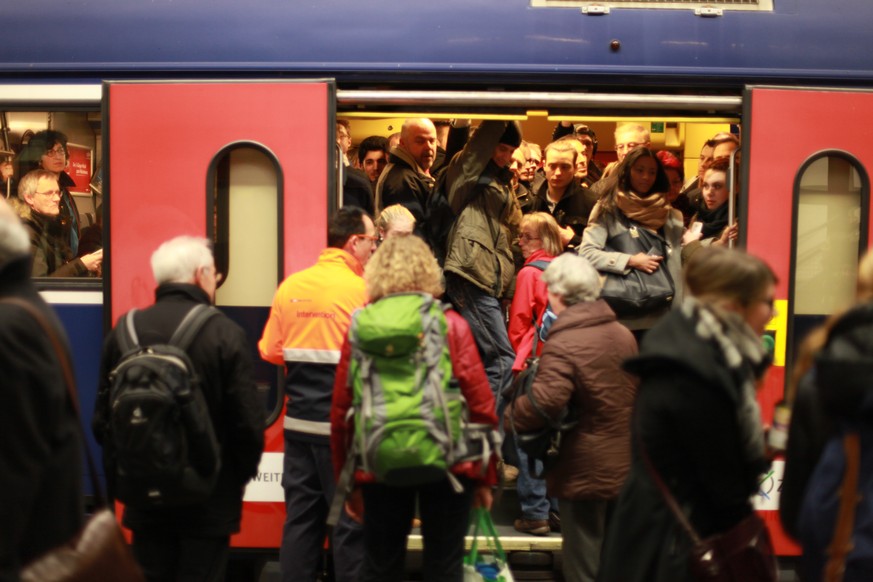 ARCHIVBILD ZUR ENTLASSTUNG VON ZUEGEN WAEHREND DER HAUPTVERKEHRSZEITEN DURCH ANGEPASSTE VORLESUNGSZEITEN UND ZUGVERBINDUNGEN, AM MITTWOCH, 1. NOVEMBER 2017 - Pendler draengen sich am Bahnhof Winterthu ...