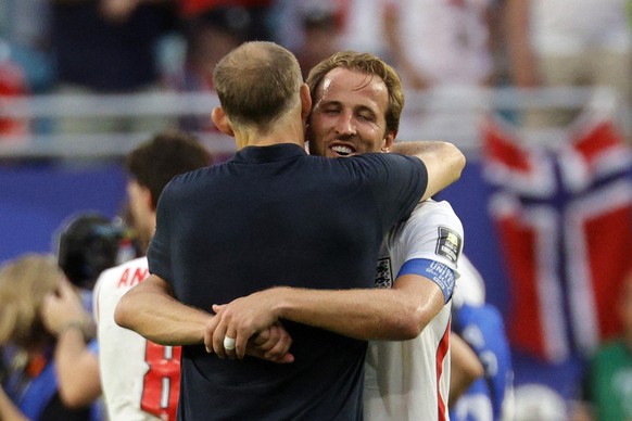epa13106014 England's head coach Thomas Tuchel (L) celebrates with his player Harry Kane (R) after winning the FIFA World Cup 2026 quarterfinals match Norway against England, in Miami, Florida, U ...