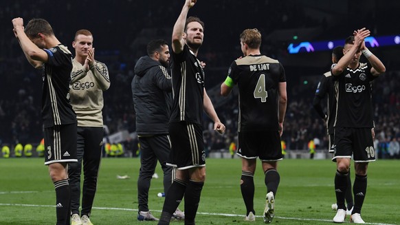 epa07538985 Daley Blind (C) of Ajax Amsterdam and teammates applaud fans after the UEFA Champions League semi final 1st leg match between Tottenham Hotspur and Ajax Amsterdam, London, 30 April 2019. E ...