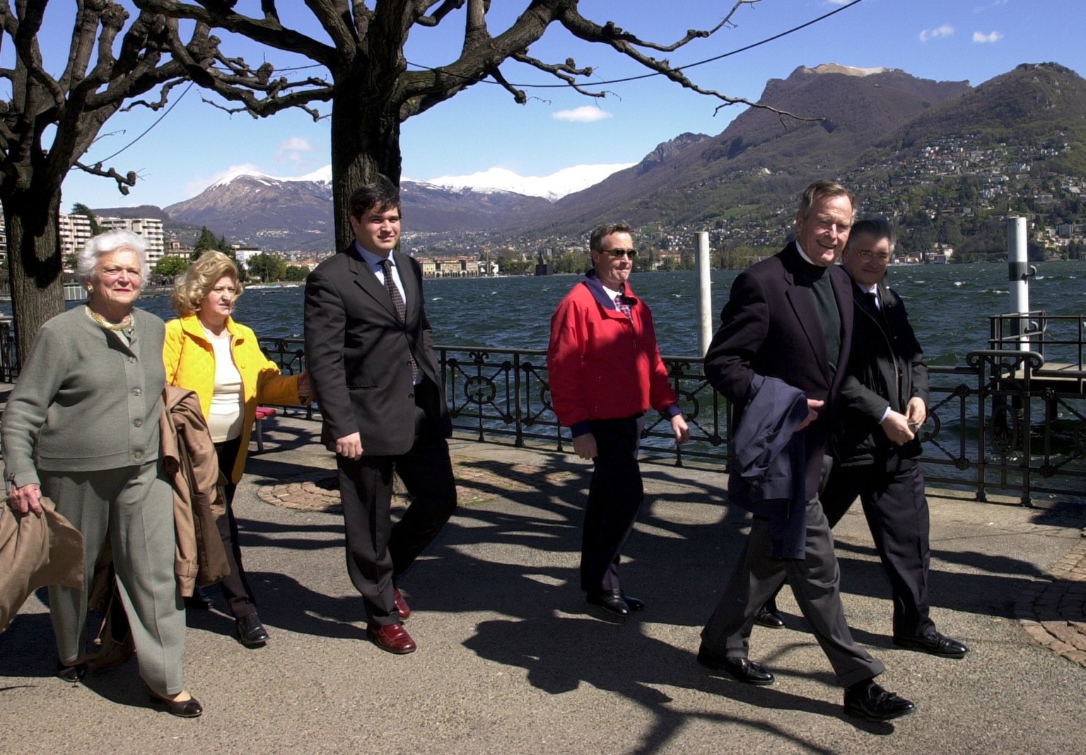 ARCHIV -- ZUM HEUTE VERSTORBENEN EHEMALIGEN US PRAESIDENT GEORGE BUSH, STELLEN WIR IHNEN FOLGENDES BILDMATERIAL ZUR VERFUEGUNG -- Former US president George Bush, second right, and his wife Barbara, l ...