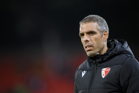 L&#039;entraineur du FC Sion Fabio Celestini regarde ses joueurs lors de la rencontre de football de Super League entre FC Sion et FC St. Gallen 1879 ce samedi 25 fevrier 2023 au stade de Tourbillon a ...