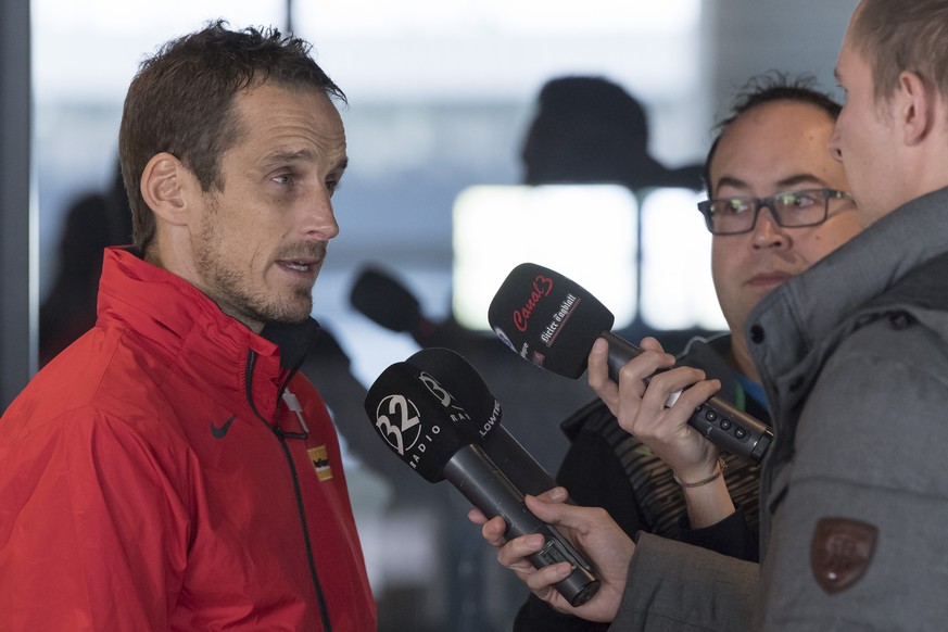 Swiss Hockey Nationaltrainer Patrick Fischer beantwortet Fragen der Journalisten bei einem Medientermin am Donnerstag, 20. April 2017, in der Tissot Arena in Biel. (KEYSTONE/Lukas Lehmann)