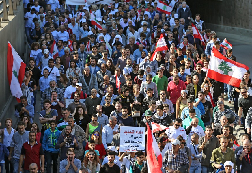 Libanesen protestieren gegen den Abfall.