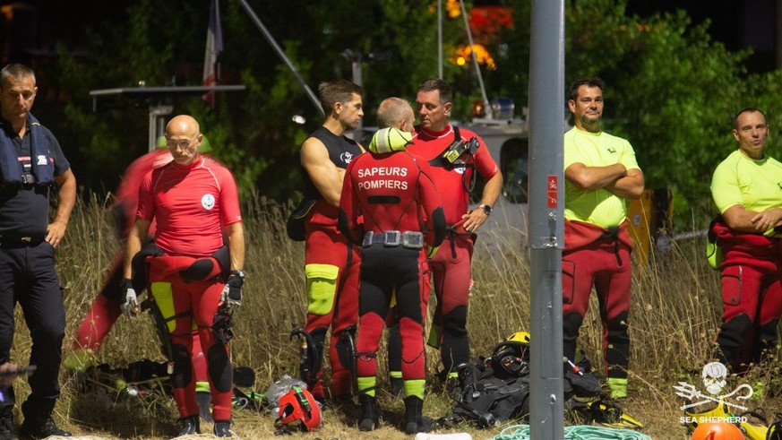 Taucher der Feuerwehr bereiten sich auf ihren Einsatz vor.