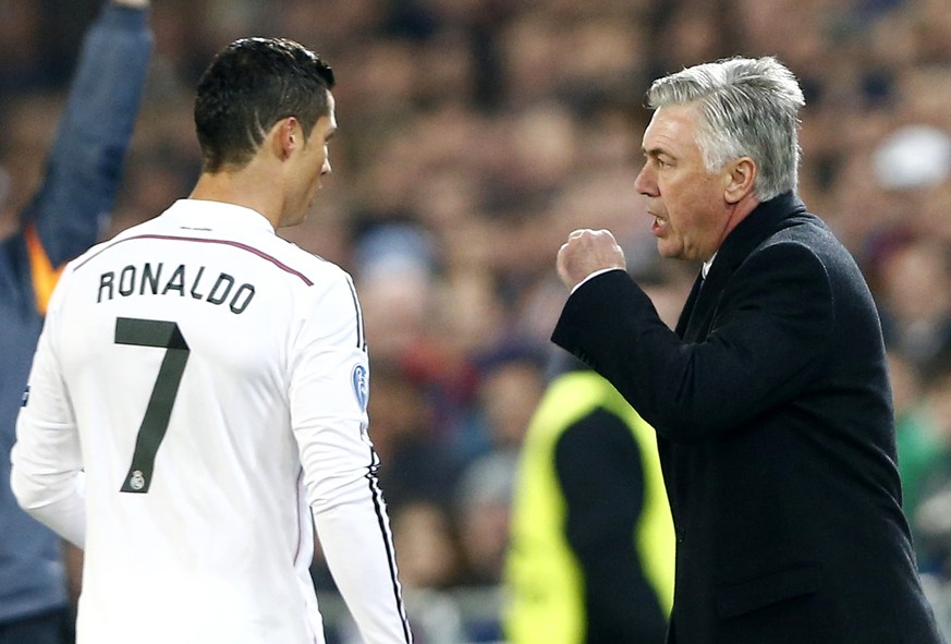 Trainer Carlo Ancelotti weiht Cristiano Ronaldo in seine taktische Geheimnisse ein.