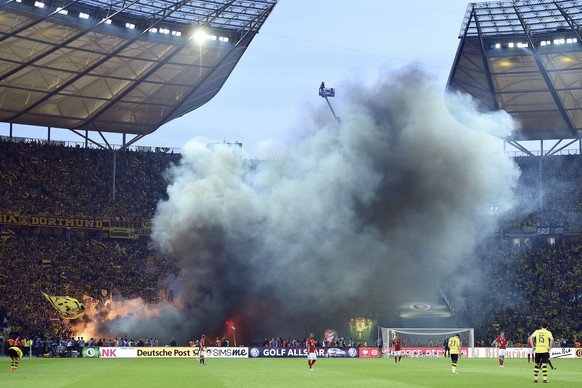 Die Dortmunder Fans machten während dem Cupfinal im Berliner Olympiastadion mit Rauch auf sich aufmerksam.