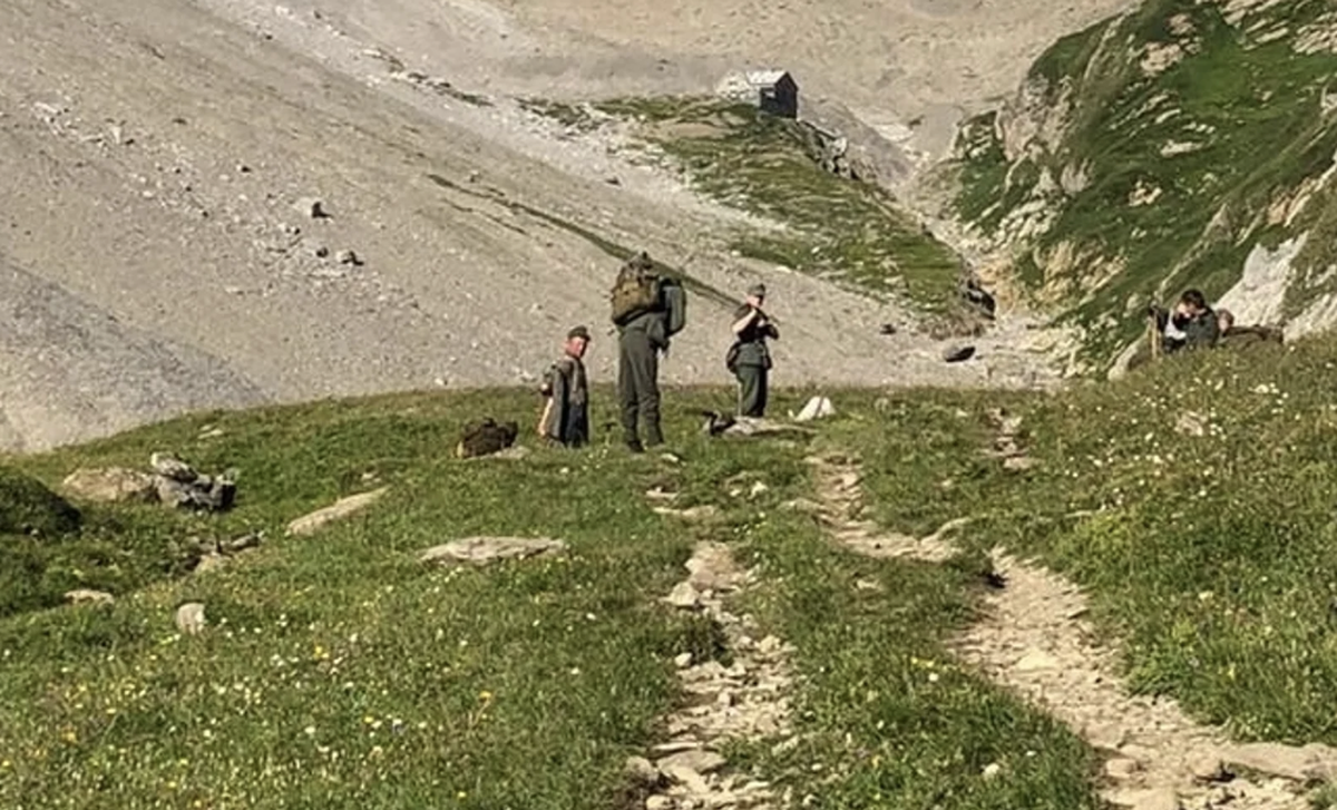 Wanderer in Uniformen der Wehrmacht, unterwegs im Berner Oberland.