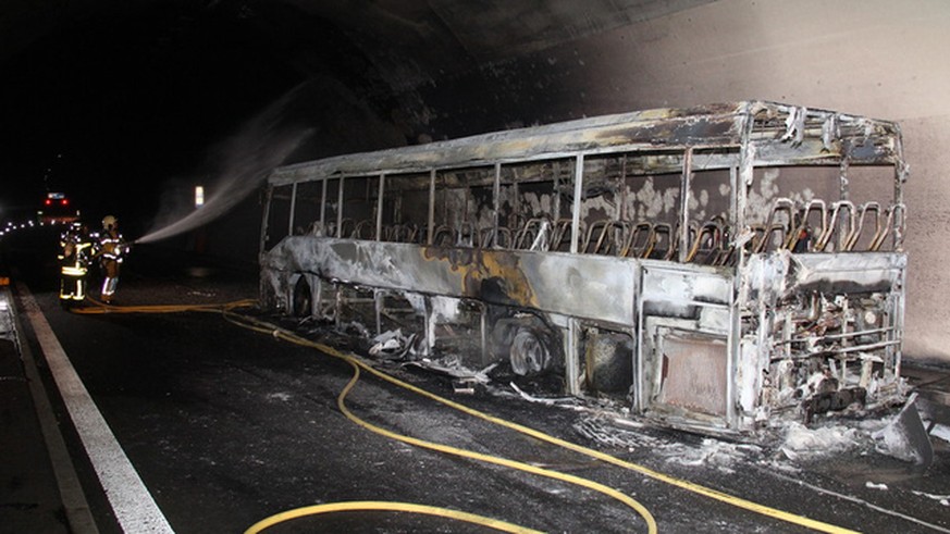 Komplett zerstört: Der ausgebrannte Bus der französischen Reisegruppe. (4. Oktober 2018) Bild: www.jura.ch/police