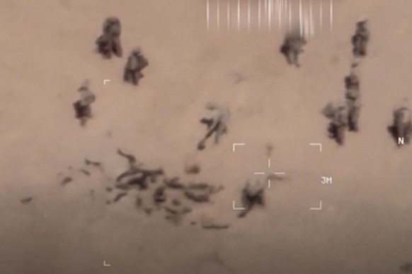 Das Video, aus dem dieser Screenshot stammt, wurde vom französischen Militär im Frühjahr 2022 mit einer Drohne aufgenommen. Es zeigt Menschen in Tarnanzügen, die in der Nähe eines ehemaligen französischen Armeestützpunkts im Norden Malis Leichen vergraben. Angeblich mit dem Ziel, die Franzosen zu beschuldigen, ein Massengrab hinterlassen zu haben, wie unter anderem <a target="_blank" rel="nofollow" href="https://www.lemonde.fr/afrique/video/2022/04/22/charnier-filme-au-nord-du-mali-l-armee-francaise-accuse-les-mercenaires-russes-du-groupe-wagner-de-manipulation_6123290_3212.html">«Le Monde»</a> berichtet. Paris identifizierte laut den französischen Medien Soldaten «kaukasischen Typs», bei denen es sich laut dem französischen Militär um Milizionäre der privaten russischen Sicherheitsfirma Wagner handle.<br><br>Später tauchte das Video auf einem mutmasslich gefälschten Twitter-Account auf mit dem Kommentar: «Das haben die Franzosen zurückgelassen, als sie den Stützpunkt in #Gossi verliessen [...], darüber kann man nicht schweigen!».<br>