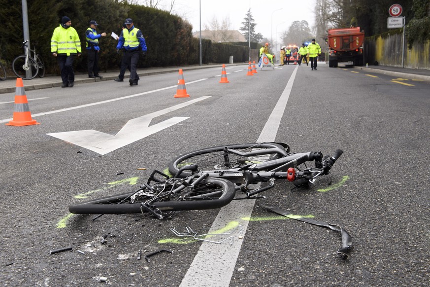 Le velo de la cycliste qui a perdu la vie sur la route de Malagnou apres avoir ete renverse par un camion, ce vendredi, 27 janvier 2017, a Chene-Bougeries pres de Geneve. Une cycliste age de 27 ans a  ...