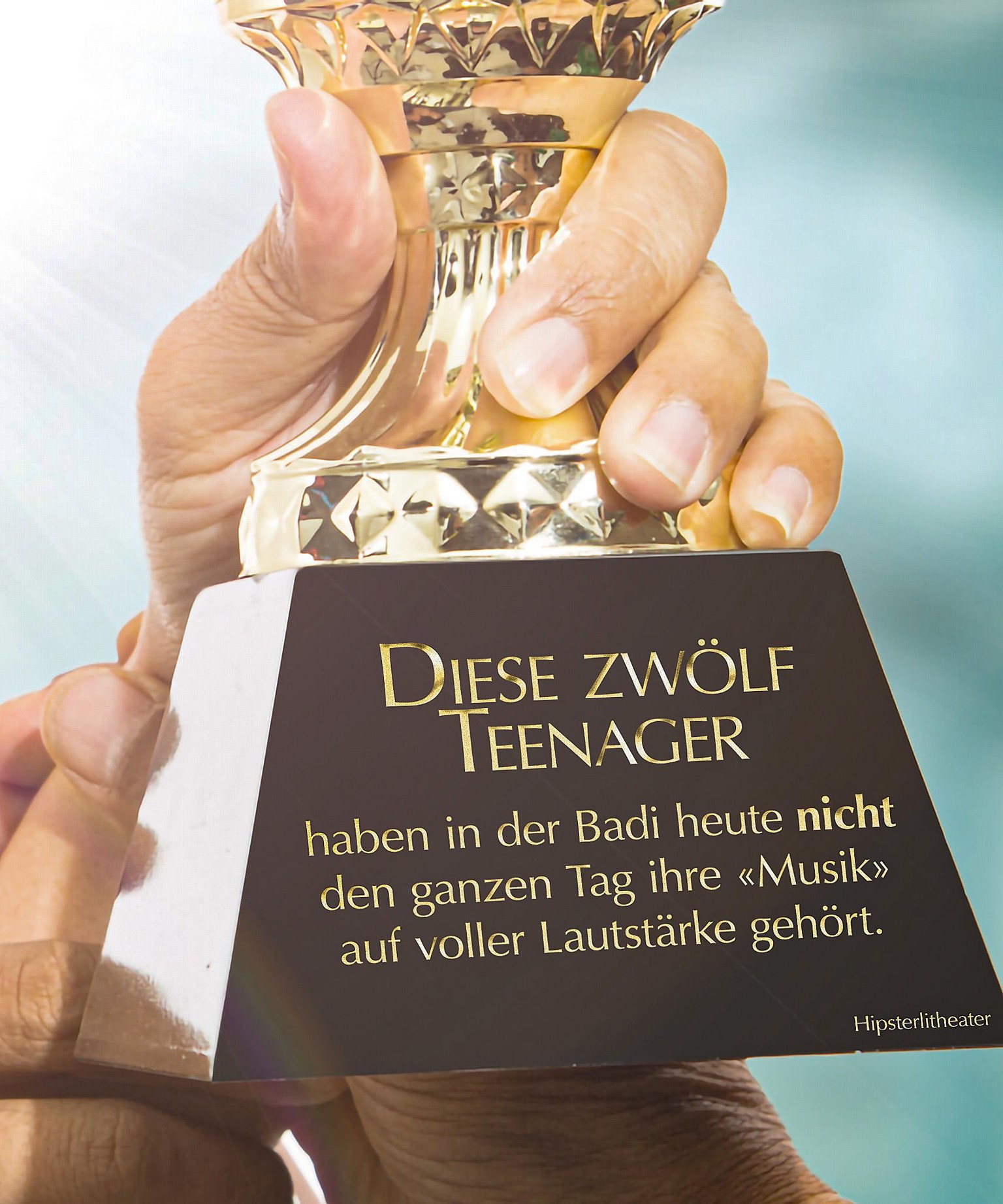 Haben wir damals ja auch gemacht. Einfach mit Goatrance und Kassetten und ich trug neongelbe Schlaghosen. Neon. Gelb.