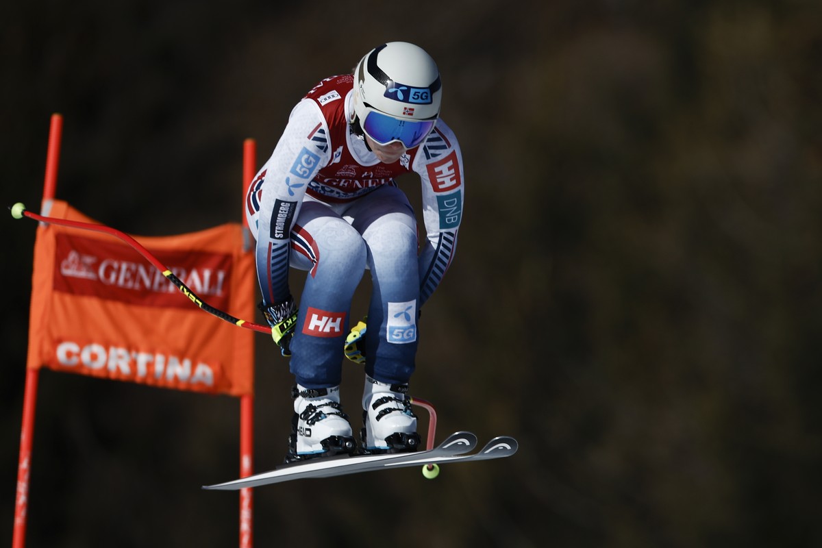 Norway's Ragnhild Mowinckel competes in an alpine ski, women's World Cup downhill race, in Cortina d'Ampezzo, Italy, Friday, Jan. 26, 2024. (AP Photo/Gabriele Facciotti)