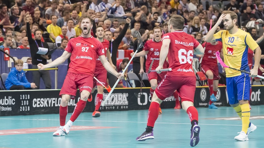 Luca Graf (links, Schweiz) bejubelt das 2. Tor mit Tim Braillard (Mitte, Schweiz), Rechts Albin Sjogren (rechts, Schweden). waehrend dem Halbfinalspiel Schweden gegen Schweiz, Unihockey Weltmeistersch ...