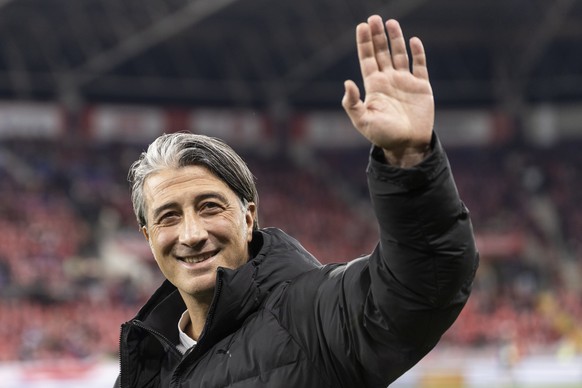 epa12528461 Switzerland's head coach Murat Yakin waves to the fans ahead of the FIFA 2026 World Cup Group B qualifying soccer match between Switzerland and Sweden, in Geneva, Switzerland, 15 Nove ...