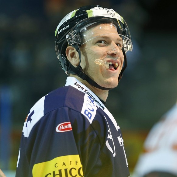 Zugs Bjoern Christen waehrend dem Eishockey-Meisterschaftsspiel der National League A zwischen dem EV Zug und dem HC Davos, am Samstag, 21. September 2013, in der Bossard Arena in Zug. (KEYSTONE/Alexa ...