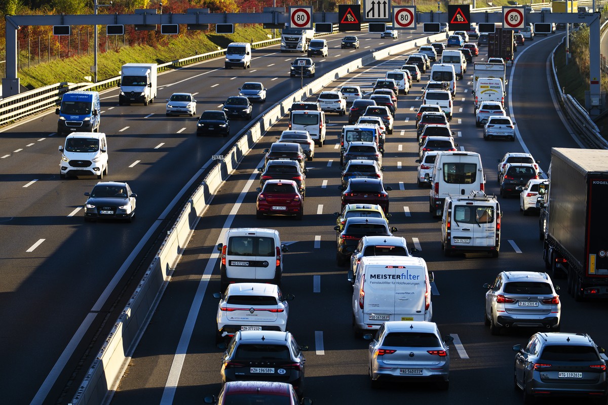 KEYPIX - Autos und Lastwagen stauen sich im Morgenverkehr auf der Autobahn A1 bei Ruemlang, am Dienstag, 28. Oktober 2026 in Zuerich. (KEYSTONE/Michael Buholzer)