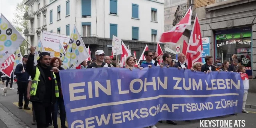 Mit Transparenten, Musik und Sprechchören sind am Sonntagvormittag tausende Menschen friedlich durch die Zürcher Innenstadt gezogen. Der kantonale Gewerkschaftsbund hatte die 1.-Mai-Demonstration unte ...