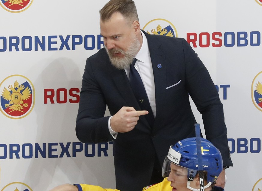 ARCHIV -- ZUM NEUEN ZSC TRAINER RIKARD GROENBORG STELLEN WIR IHNEN FOLGENDES BILDMATERIAL ZUR VERFUEGUNG  Sweden&#039;s head coach Richard Gronborg reacts during the Euro Hockey tour Channel One Cup  ...