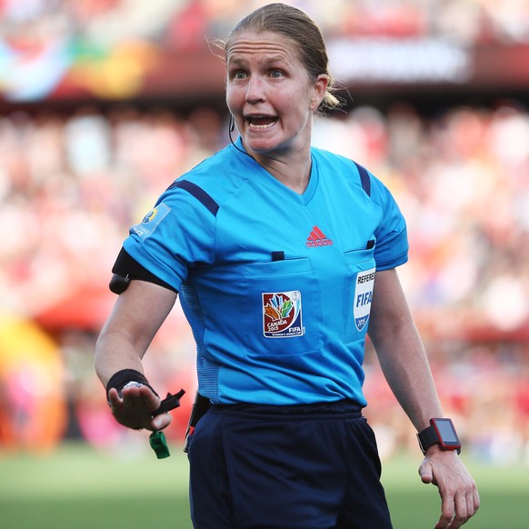 epa04814803 Swiss referee Esther Staubli is seen during the FIFA Women&#039;s World Cup 2015 Round of 16 match between Norway and England in Ottawa, Canada, 22 June 2015. EPA/Chris Roussakis EDITORIAL ...