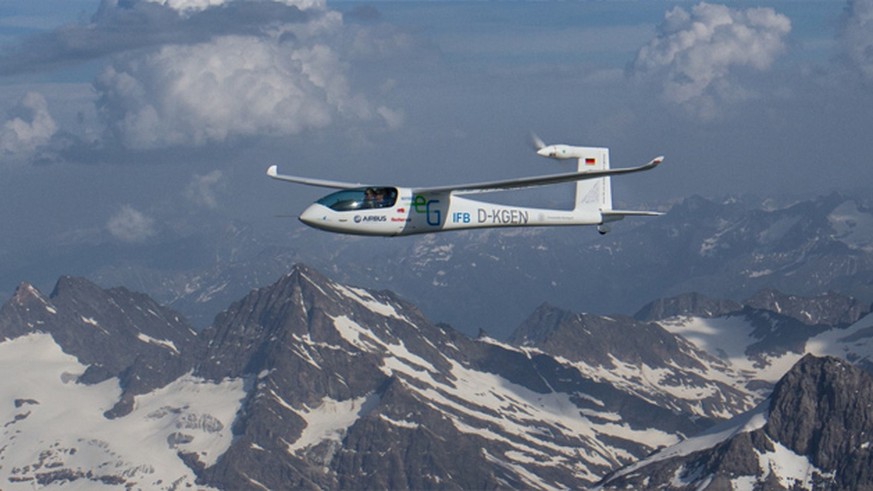 Der vom Institut für Flugzeugbau (IFB) der Universität Stuttgart entwickelte Zweisitzer ist 8,1 Meter lang und hat eine Flügelspannweite von 16,9 Metern.