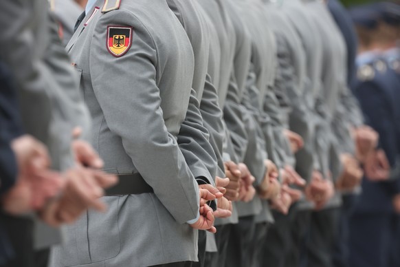 epa11273120 Soldiers stand next to each other at the defense ministry on the occasion of the final muster of the German Bundeswehr to honor the Mali mission in Berlin, Germany, 11 April 2024. The Germ ...