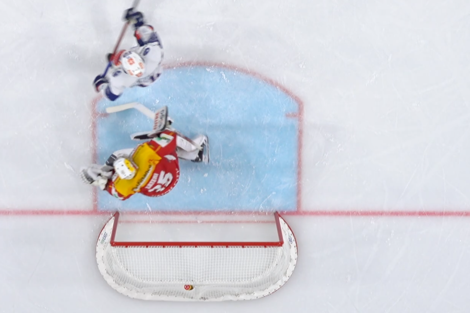 Hintern im Torraum, aber die Schlittschuhe draussen: Das ist keine visuelle Goaliebehinderung mehr.