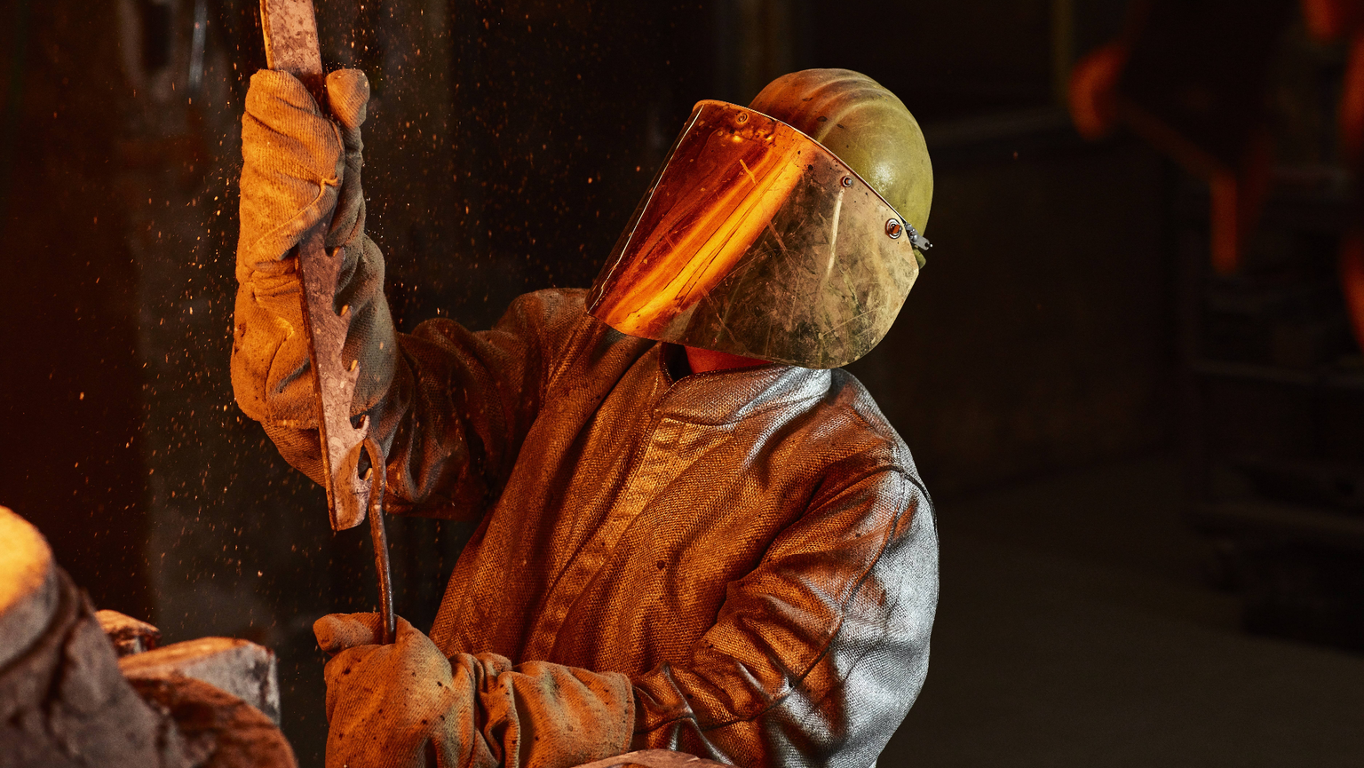 man melting copper Kupfer Industrie