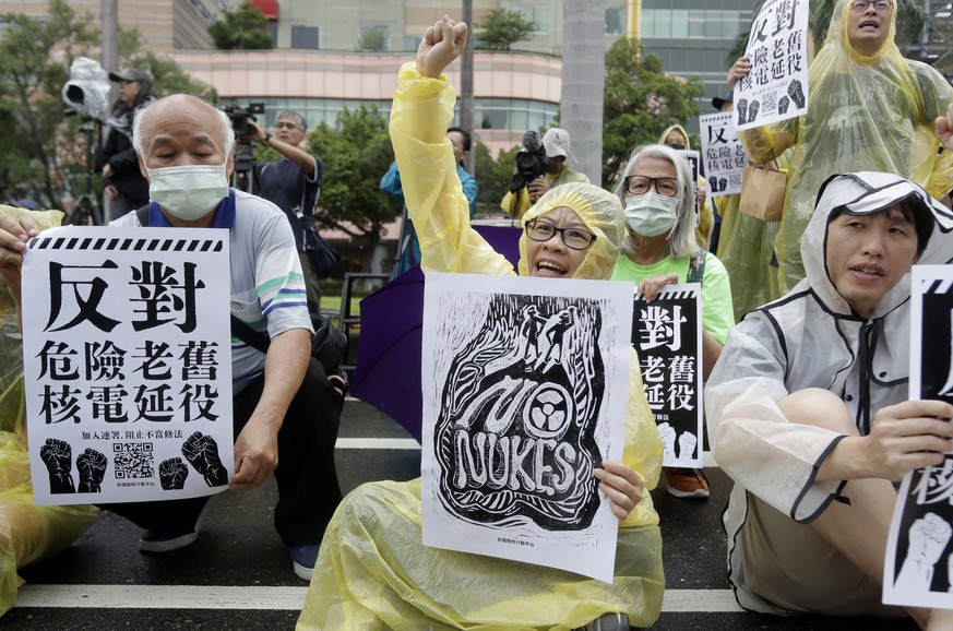 Protesters hold slogans reading: &quot;Oppose the Extension of Dangerous and Old Nuclear Power Plants &quot; during an anti-nuclear demonstration in front of Taiwan&#039;&#039;s Legislative Yuan in Ta ...
