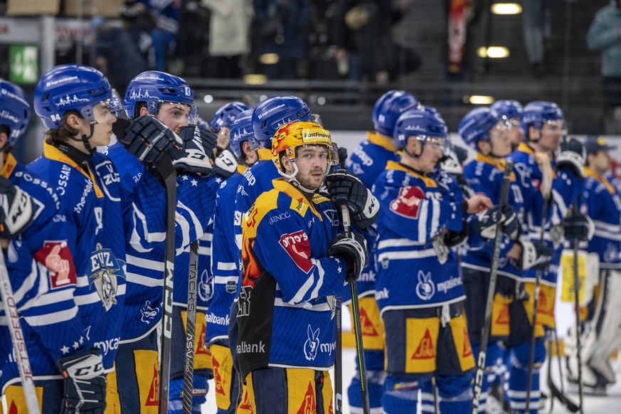 Die Zuger mit Lino Martschini, mitte, nach der Niederlage beim Eishockey Meisterschaftsspiel der National League zwischen dem EV Zug und dem SC Bern am Freitag, 23. Februar 2024 in Zug. (KEYSTONE/Urs  ...