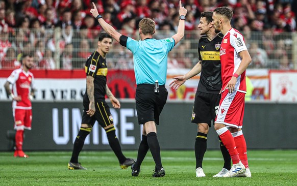 epa07606543 Referee Christian Dingert disallows a goal for Stuttgart after a VAR review during the German Bundesliga relegation play-off second leg soccer match between 1. FC Union Berlin and VfB Stut ...
