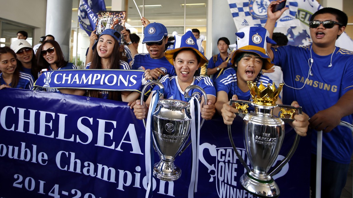 epa04771698 Chelsea's Thai fans holding replica trophies cheer prior the team's arrival at Don Mueang airport in Bangkok, Thailand, 28 May 2015. Chelsea, the English Premier League champions ...