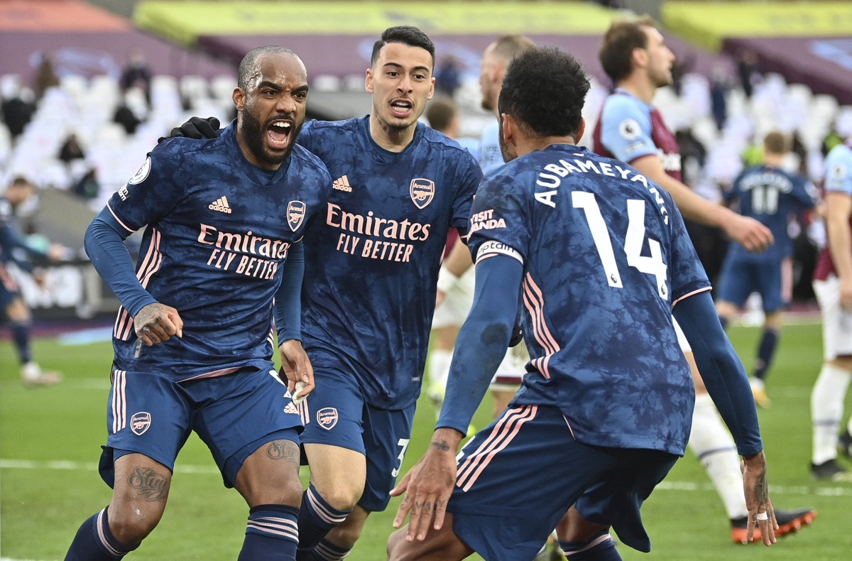 Arsenal's Alexandre Lacazette celebrates with his teammates after scoring his side's third goal during the English Premier League soccer match between West Ham United and Arsenal at the Lond ...