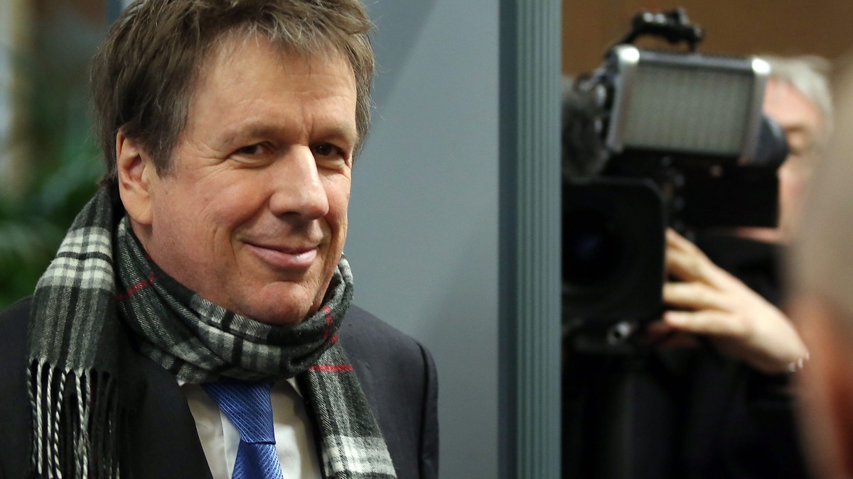 epa04636604 German-Swiss weather presenter Joerg Kachelmann enters the courtroom of the regional court in Cologne, Germany, 25 February 2015. The weather presenter is demanding monetary compensation f ...