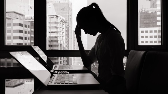 woman work stressed, fachkräftemangel, frau, arbeit