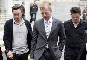 Die Mitangeklagten M.M. und S.H. verlassen gemeinsam mit Anwalt Markus Goette, Mitte, das Zürcher Bezirksgericht.