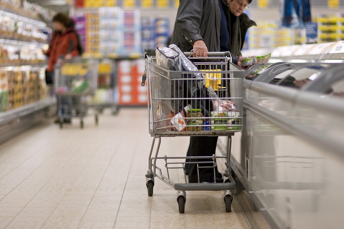 Customers shop at a branch of supermarket chain Aldi Suisse in Ilanz in the canton of Grisons, Switzerland, pictured on March 13, 2009. (KEYSTONE/Gaetan Bally)

Kunden kaufen am 13. Maerz 2009 in der  ...