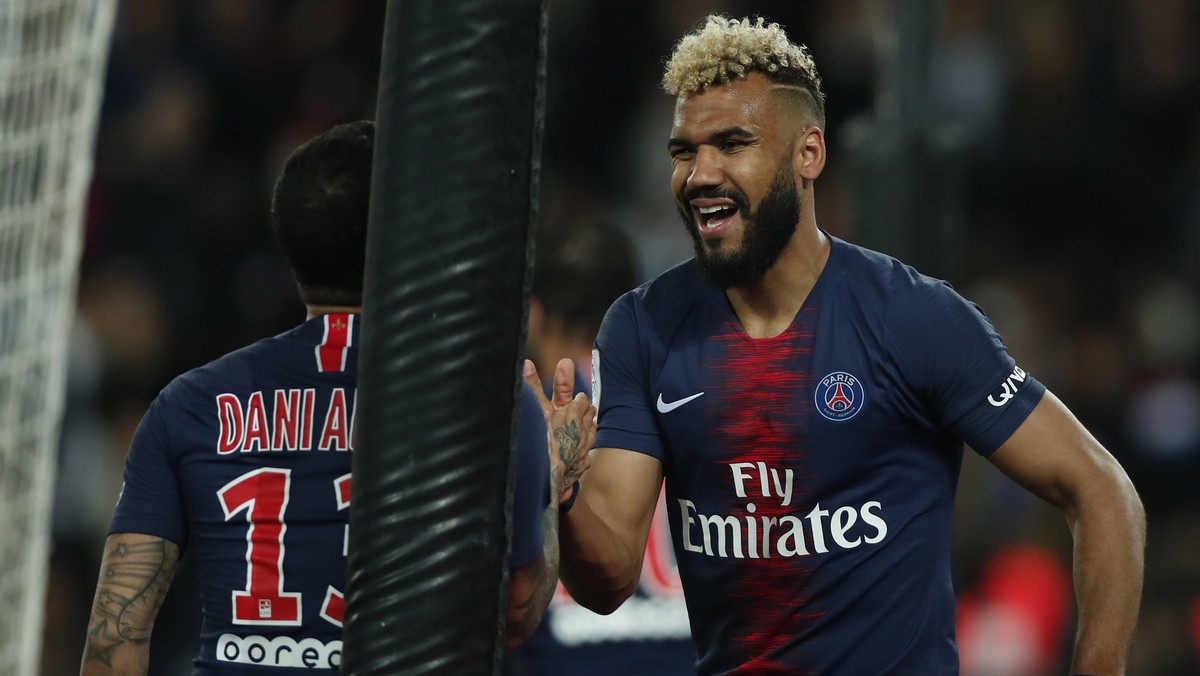 epa07491011 Paris Saint Germain's Eric Maxim Choupo-Moting (R) celebrates scoring a goal during the Ligue 1 soccer match betweeb Paris Saint Germain and Strasbourg, in Paris, France, 07 April 201 ...