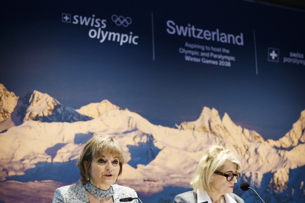 Ruth Metzler-Arnold, Praesidentin Swiss Olympic, links, spricht neben Ruth Wipfli Steinegger, Co-Praesidentin Switzerland 2038, waehrend einer Medienkonferenz des Vereins Switzerland 2038 zum Projekts ...