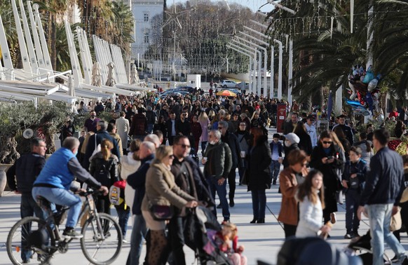 De grandes foules à Split, en Croatie, pendant la saison de Noël.