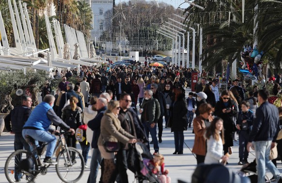 Grosse Menschenmengen in Split, Kroatien, am 13. Dezember, 2020.