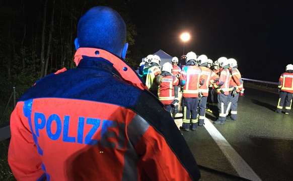 Männlich, dunkelhäutig und nicht der Fahrzeughalter: Viel mehr weiss man nicht über den Toten, der am Sonntag auf der A1 in einem Auto aufgefunden wurde.