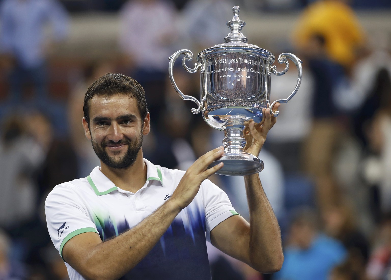 Marin Cilic freut sich über seine erste Siegestrophäe an einem Grand-Slam-Turnier.