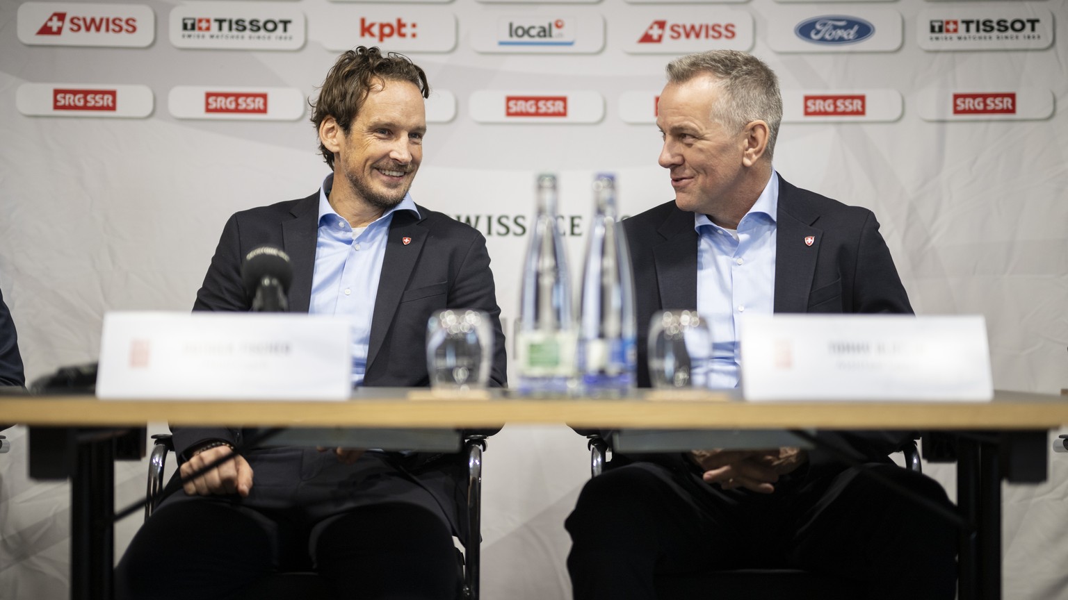 Patrick Fischer, Head Coach der Schweizer A-Nationalmannschaft, spricht neben Assistant Coach Tommy Albelin, an einer Medienkonferenz zu seiner Vertragsverlaengerung, aufgenommen am Mittwoch, 14. Febr ...