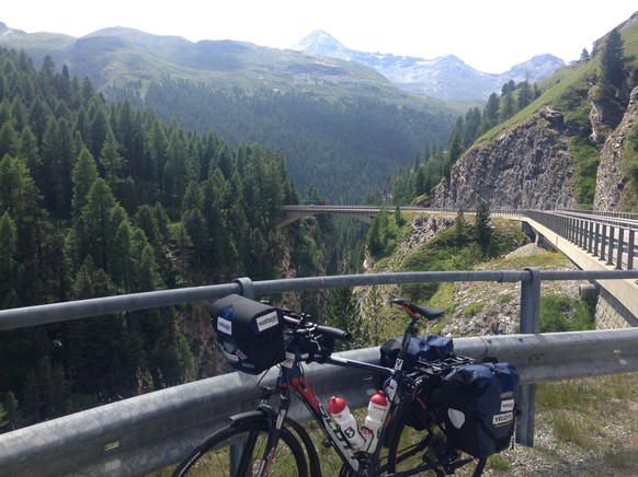 Steiler Weg hoch nach Avers-Cresta.