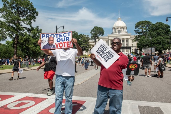 Men holding signs at voting rights protest. Montgomery, Alabama, United States R_FMOJ260518-2033157-01 EDITORIAL USE ONLY
