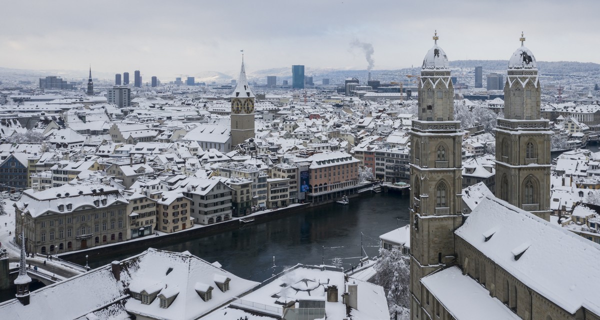 Blick auf die verschneite Kirche Grossmuenster, aufgenommen am Freitag, 15. Januar 2020 in Zuerich. (KEYSTONE/Ennio Leanza)