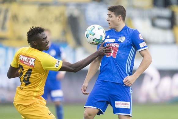 Kasim Nuhu, links, von YB im Spiel gegen Filip Ugrinic, rechts, von Luzern beim Super League Meisterschaftsspiel zwischen dem FC Luzern und den BSC Young Boys vom Sonntag, 22. Oktober 2017 in Luzern.  ...