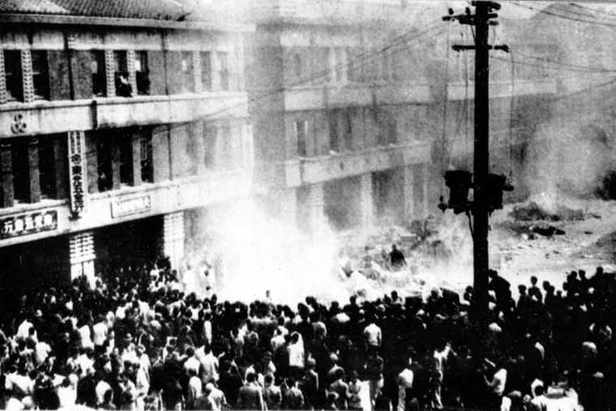 Aufgebrachte Taiwaner stürmen während des Zwischenfalls vom 28. Februar das Büro des Monopolamtes, 1947.
https://de.wikipedia.org/wiki/Geschichte_Taiwans#/media/Datei:228_Incident_h.jpg